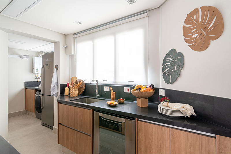 Projeto: Isabella Nalon, produção Coletivo Borogodo| Dois ângulos da cozinha destacam soluções de integração e truques para ampliar o espaço