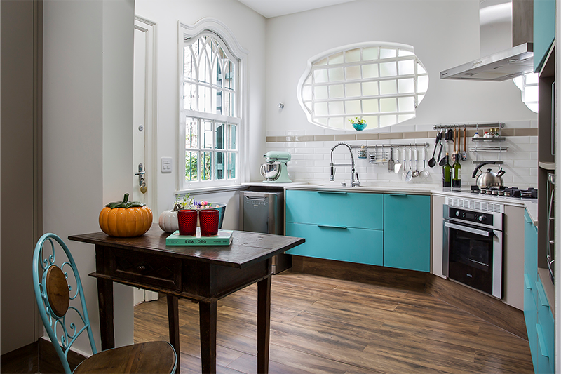 Projeto: Palladino Arquitetura | A cozinha toda renovada traz uma marcenaria sob medida.