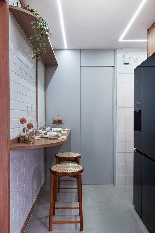 Projeto: Rosangela Pena Arquitetura | A dispensa é acessada pela porta e correr. Foi inserida em um espaço para praticidade do dia a dia.