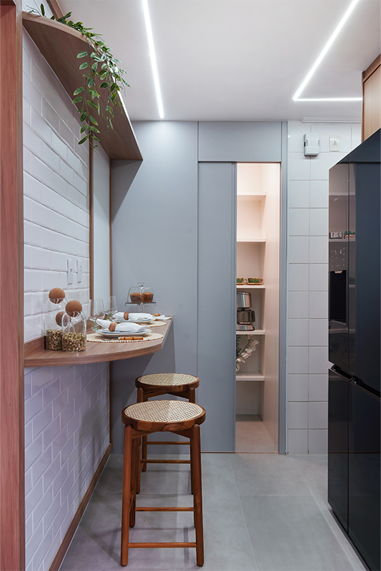 Projeto: Rosangela Pena Arquitetura | A dispensa é acessada pela porta e correr. Foi inserida em um espaço para praticidade do dia a dia.