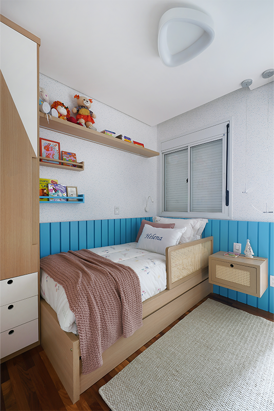 Projeto: Rosangela Pena Arquitetura | No projeto da arquiteta, a marcenaria é destaque no quarto infantil, com penteadeira camarim, TV suspensa e armário para brinquedos. O azul aparece nos detalhes e no lambri em "L" que protege a cama.