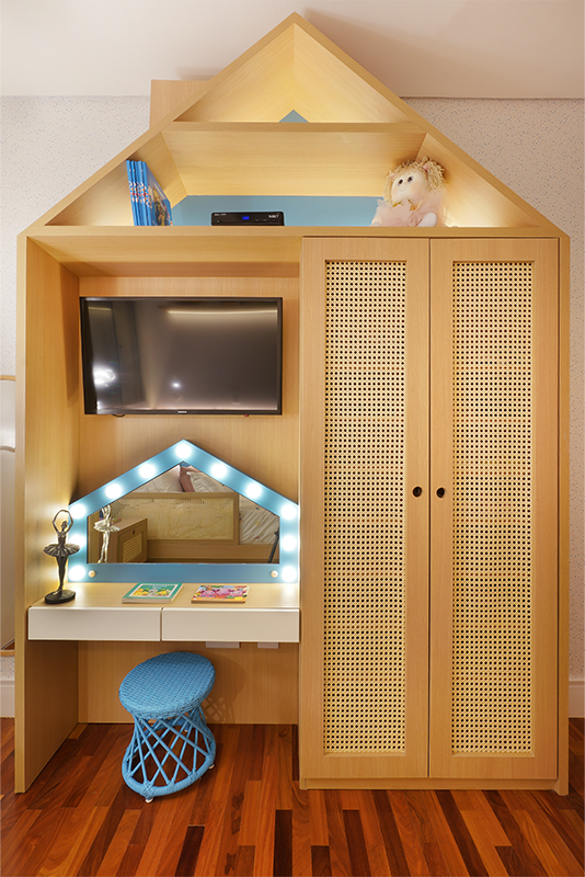 Projeto: Rosangela Pena Arquitetura | No projeto da arquiteta, a marcenaria é destaque no quarto infantil, com penteadeira camarim, TV suspensa e armário para brinquedos. O azul aparece nos detalhes e no lambri em "L" que protege a cama.