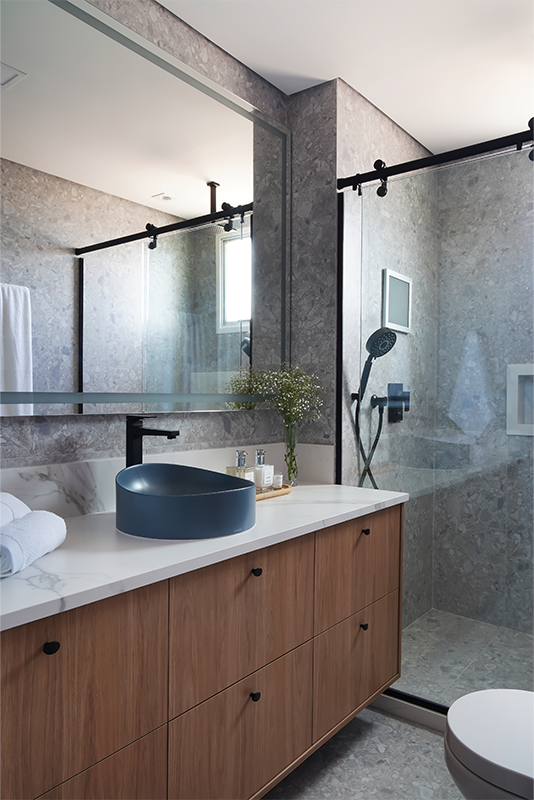 Projeto: Rosangela Pena Arquitetura | No banheiro da suíte, a percepção de continuidade foi garantida com a instalação do mesmo porcelanato no piso e nas paredes