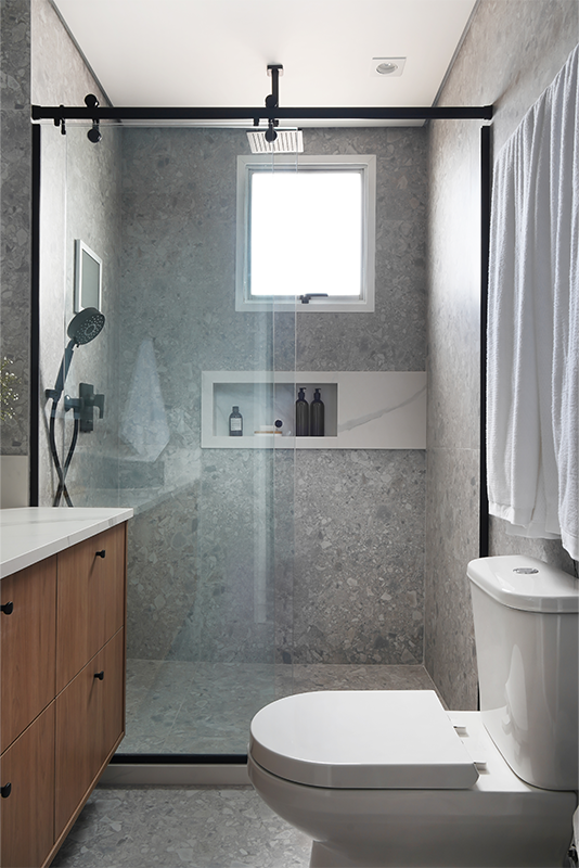 Projeto: Rosangela Pena Arquitetura | No banheiro da suíte, a percepção de continuidade foi garantida com a instalação do mesmo porcelanato no piso e nas paredes