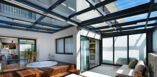 Lazer em casa: como a arquitetura pode contribuir para o equilíbrio emocional Projeto: Rosangela Pena| Deck com hidromassagem convida ao autocuidado e à convivência tranquila