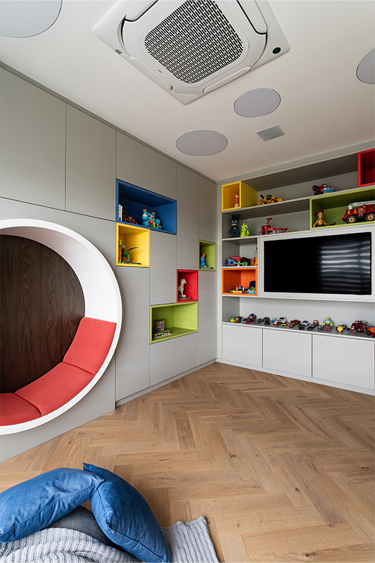 Projeto: Patricia Penna Arquitetura & Design| Marcenaria personalizada inclui nicho para leitura e espaço para TV