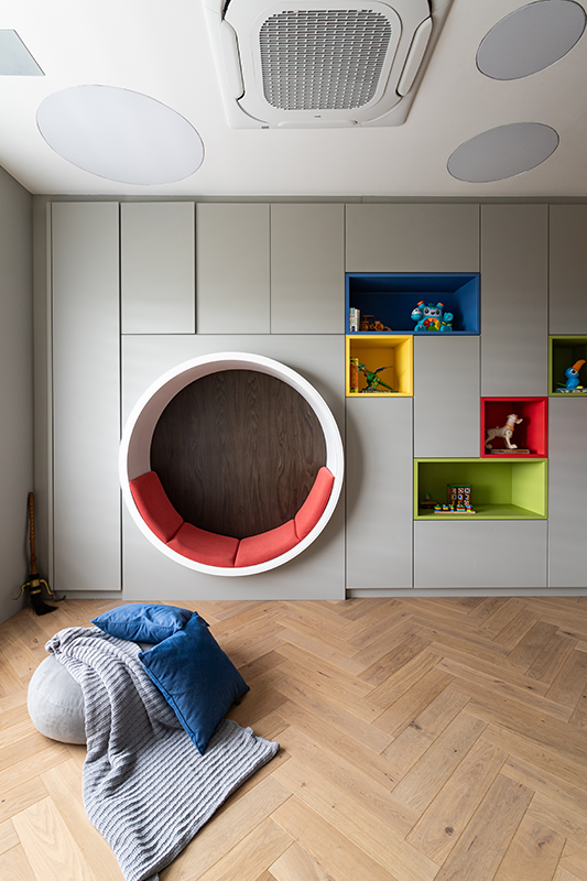 Projeto: Patricia Penna Arquitetura & Design| Marcenaria personalizada inclui nicho para leitura e espaço para TV