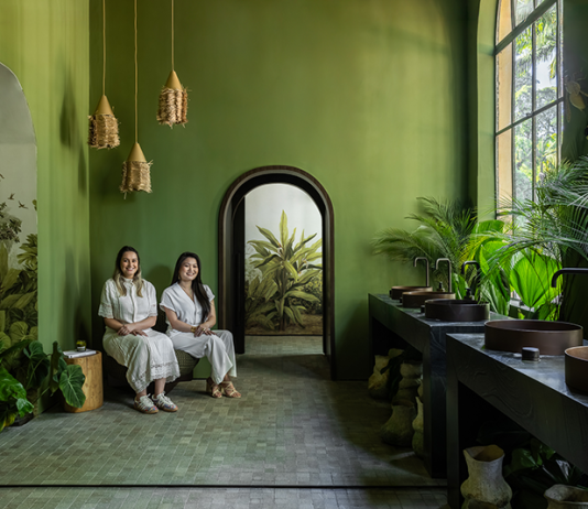 Traço 8 estreia na CASACOR com banheiro que une funcionalidade, experiência sensorial e arte Projeto: Traço 8 | Paisagismo: Casa K Paisagismo | Uma travessia sensível entre o real e os sonhos: o ambiente 'Trilha Onírica', traduz com poesia o tema da mostra 'Semear Sonhos'.