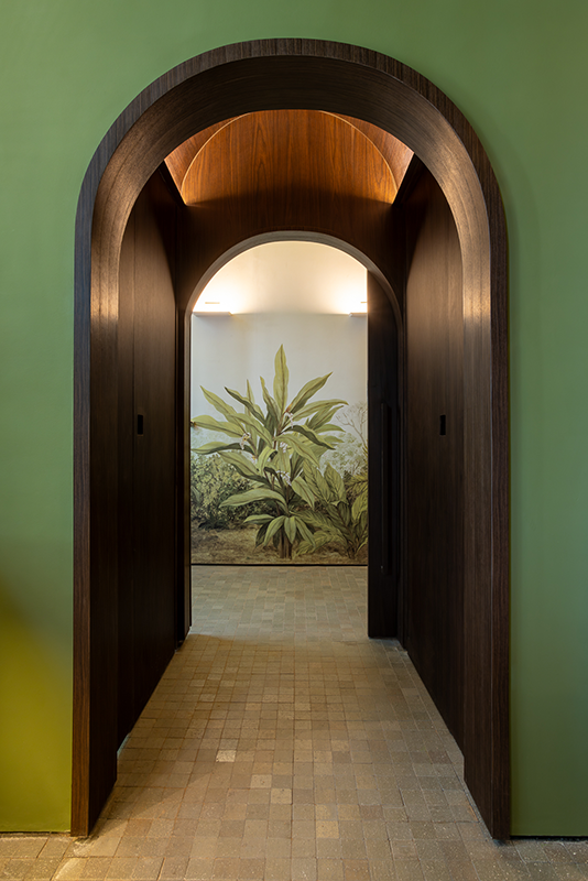 Projeto: Traço 8 | Paisagismo: Casa K Paisagismo | No projeto, um corredor estreitor e acolhedor traz nos seus detalhes uma obra pintada à mão.