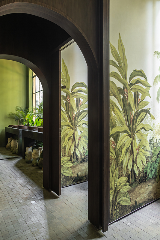 Projeto: Traço 8 | Paisagismo: Casa K Paisagismo | O ambiente é acessado por uma porta arqueada, que remete ao interior de uma árvore.