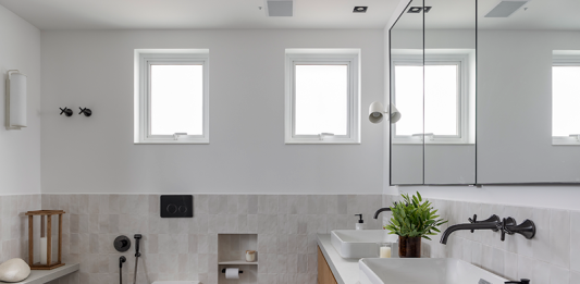 Como escolher a bacia sanitária ideal para o banheiro Projeto: Rawi Arquitetura + Design | Nesse projeto de banheiro, o arquiteto optou pelo design clean da bacia sanitária suspensa e a caixa de descarga embutida na parede.