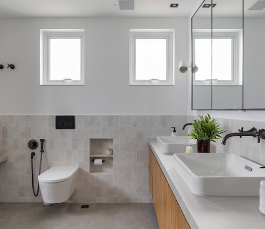 Como escolher a bacia sanitária ideal para o banheiro Projeto: Rawi Arquitetura + Design | Nesse projeto de banheiro, o arquiteto optou pelo design clean da bacia sanitária suspensa e a caixa de descarga embutida na parede.