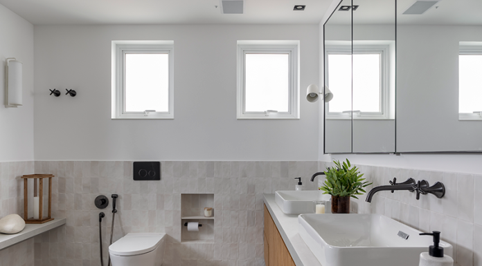 Como escolher a bacia sanitária ideal para o banheiro Projeto: Rawi Arquitetura + Design | Nesse projeto de banheiro, o arquiteto optou pelo design clean da bacia sanitária suspensa e a caixa de descarga embutida na parede.