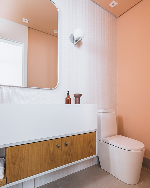 Projeto: Rawi Arquitetura + Design | Nesse banheiro, o arquiteto contou com um modelo de bacia sanitária carenada, que não mostra sua estrutura interior, acompanhado pela caixa acoplada. Seu design deixou o projeto muito mais contemporâneo.