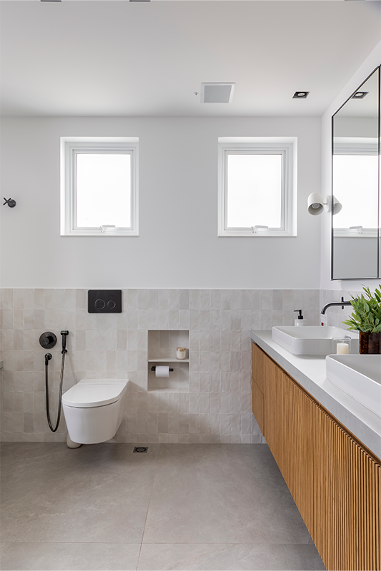 Projeto: Rawi Arquitetura + Design | O desenho da bacia suspensa é moderno e sua concepção, por meio do fabricante, entrega alta resistência ao peso. Junto com a aparência, sua forma é interessante para as horas de limpeza do banheiro.