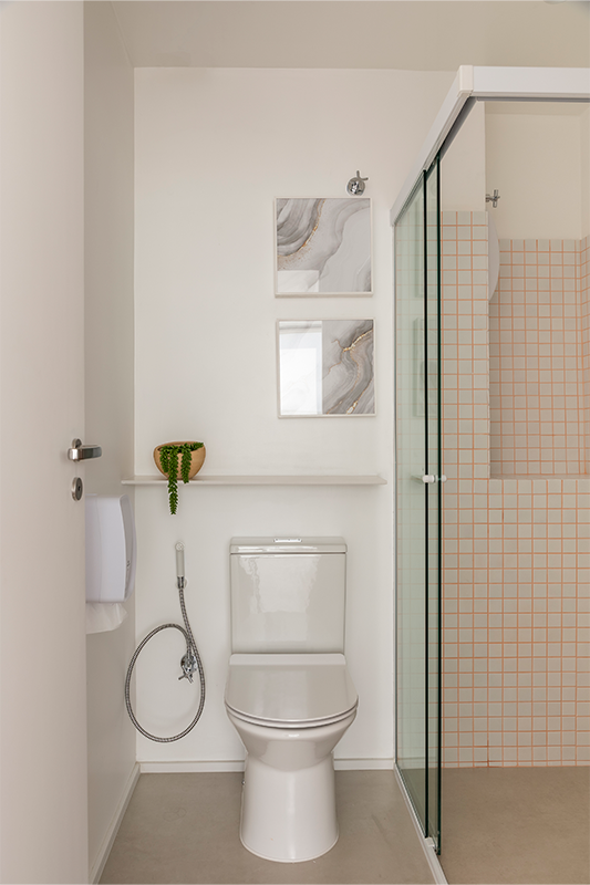 Projeto: Rawi Arquitetura + Design | Além da estética, observar a altura da bacia e o tipo de assento garante ergonomia no uso diário por pessoas de todas as idades.