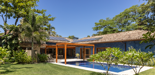 Entre a natureza e a arquitetura: A integração perfeita da casa na Barra do Sahy Projeto: Stal Arquitetura| Casa de 325m² na Barra do Sahy, integrada à natureza
