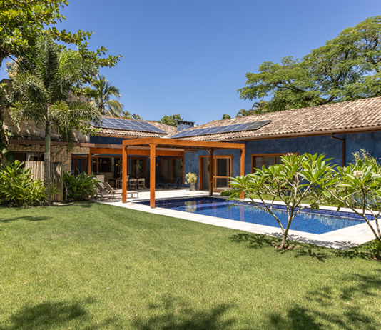 Entre a natureza e a arquitetura: A integração perfeita da casa na Barra do Sahy Projeto: Stal Arquitetura| Casa de 325m² na Barra do Sahy, integrada à natureza