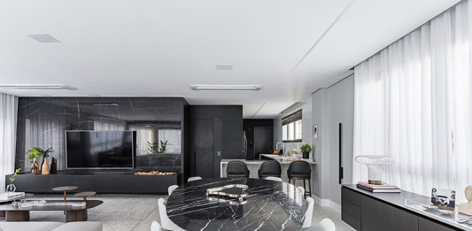A elegância atemporal na combinação entre o preto e o cinza no décor Projeto: Spaço Interior Arquitetura | Projetado para um casal fã do preto, o apartamento combina marcenaria e móveis em tons escuros com o contraste elegante das pedras em mesas e bancadas.