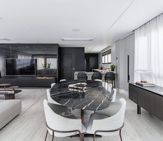 A elegância atemporal na combinação entre o preto e o cinza no décor Projeto: Spaço Interior Arquitetura | Projetado para um casal fã do preto, o apartamento combina marcenaria e móveis em tons escuros com o contraste elegante das pedras em mesas e bancadas.
