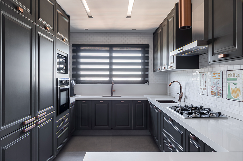 Projeto: Spaço Interior Arquitetura| Nesta cozinha, a marcenaria foi valorizada pelo estilo provençal dos armários e gavetas com puxadores rose.No projeto, a pujança do preto foi harmonizada com o branco da bancada e referência vintage do revestimento subway tile.