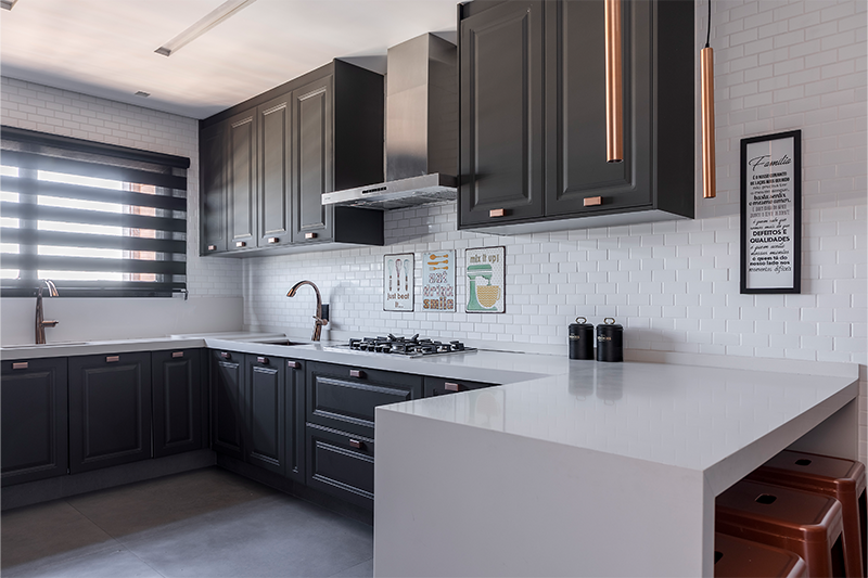 Projeto: Spaço Interior Arquitetura| Nesta cozinha, a marcenaria foi valorizada pelo estilo provençal dos armários e gavetas com puxadores rose.No projeto, a pujança do preto foi harmonizada com o branco da bancada e referência vintage do revestimento subway tile.