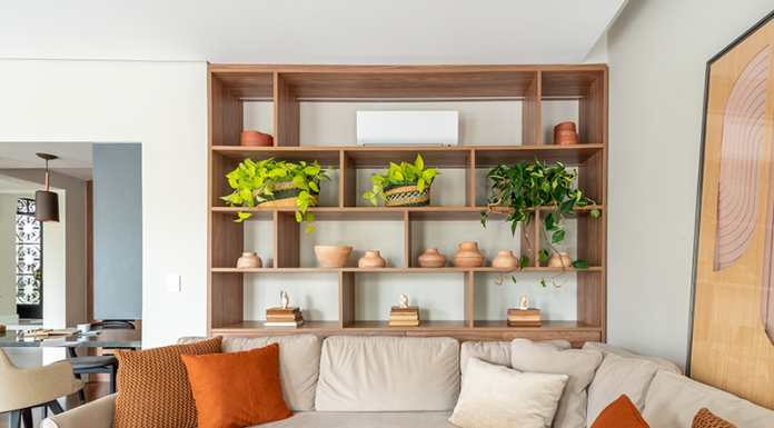 Como integrar o ar-condicionado no décor Projeto: Isabella Nalon | Neste ambiente, o ar-condicionado foi discretamente integrado ao nicho superior da estante. A composição com elementos decorativos suaviza sua presença e harmoniza o equipamento ao décor
