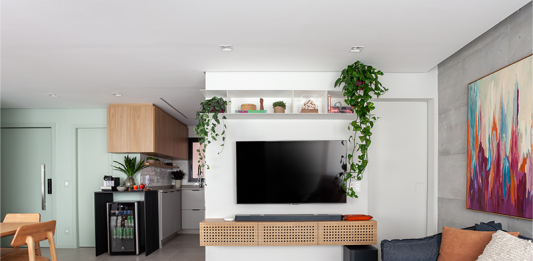 Reforma transforma apartamento no Brooklin em lar contemporâneo e funcional para uma jovem família Projeto: Thais Monfré Arquitetura| A cozinha integrada com a sala deu mais liberdade para a família se conectarem em todos os ambientes