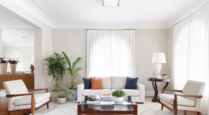 Almofadas no décor: companheira para deixar a sala mais quentinha Projeto: Daniela Funari |Nada como almofadas que unem conforto e estilo. Neste living, a arquiteta usou as peças para trazer cor e destacar o décor.