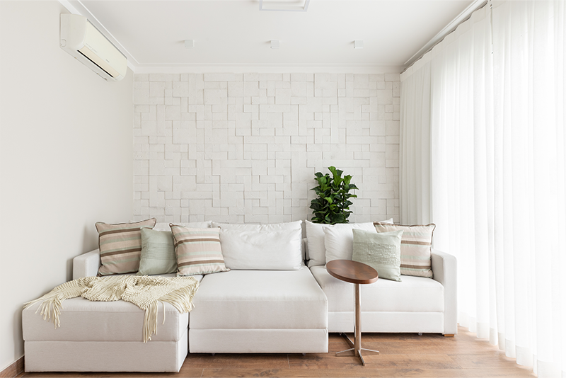 Projeto: Daniela Funari | Para o sofá modular desse home theater, a arquiteta Daniela Funari investiu em almofadas estampadas na paleta do ambiente e que deixaram o espaço descontraído sem pesar na composição