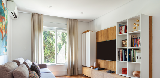 Realize o sonho da sala de TV perfeita em casa Projeto: Dantas & Passos Arquitetura |Para a dupla Danielle Dantas e Paula Passos, o segredo da sala de TV está na união entre ergonomia, tecnologia e aspectos individuais de cada morador