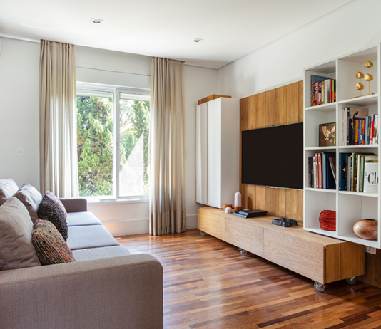 Realize o sonho da sala de TV perfeita em casa Projeto: Dantas & Passos Arquitetura |Para a dupla Danielle Dantas e Paula Passos, o segredo da sala de TV está na união entre ergonomia, tecnologia e aspectos individuais de cada morador