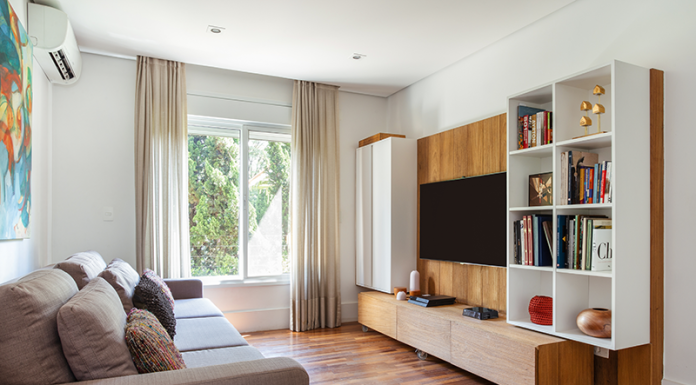 Realize o sonho da sala de TV perfeita em casa Projeto: Dantas & Passos Arquitetura |Para a dupla Danielle Dantas e Paula Passos, o segredo da sala de TV está na união entre ergonomia, tecnologia e aspectos individuais de cada morador