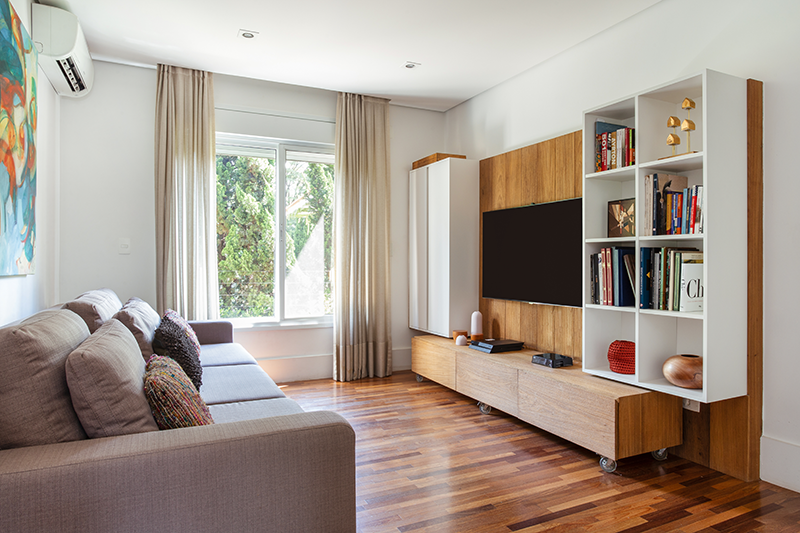 Projeto: Dantas & Passos Arquitetura |Para a dupla Danielle Dantas e Paula Passos, o segredo da sala de TV está na união entre ergonomia, tecnologia e aspectos individuais de cada morador