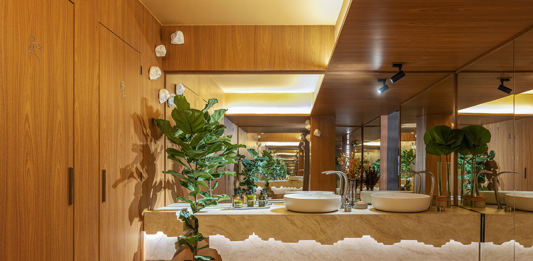 Os benefícios da iluminação sensorial para os projetos de banheiro Projeto: Janaina Casagrande | No Banheiro Raiz, a iluminação foi cuidadosamente pensada como aliada do bem-estar, criando uma atmosfera relaxante e acolhedora.