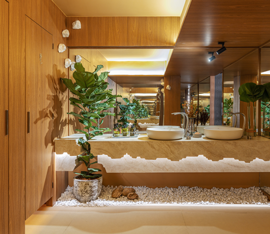 Os benefícios da iluminação sensorial para os projetos de banheiro Projeto: Janaina Casagrande | No Banheiro Raiz, a iluminação foi cuidadosamente pensada como aliada do bem-estar, criando uma atmosfera relaxante e acolhedora.