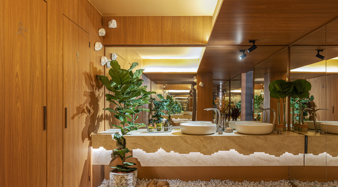 Os benefícios da iluminação sensorial para os projetos de banheiro Projeto: Janaina Casagrande | No Banheiro Raiz, a iluminação foi cuidadosamente pensada como aliada do bem-estar, criando uma atmosfera relaxante e acolhedora.