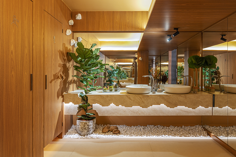 Projeto: Janaina Casagrande | No Banheiro Raiz, a iluminação foi cuidadosamente pensada como aliada do bem-estar, criando uma atmosfera relaxante e acolhedora.