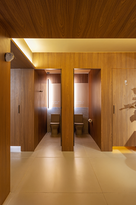 Projeto: Janaina Casagrande | Luz indireta e difusa contribui para o conforto visual e sensorial no espaço, além de criar contrastes e sombras suaves.