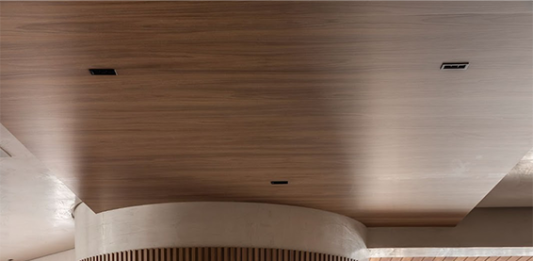 Adegas inusitadas projetadas por arquitetos para te inspirar a aderir uma em sua casa Projeto: Cilene Lupi | Adega climatizada com portas de vidro desenvolvida em cima de pilar oco em living é obra de arte arquitetônica criada pela arquiteta.