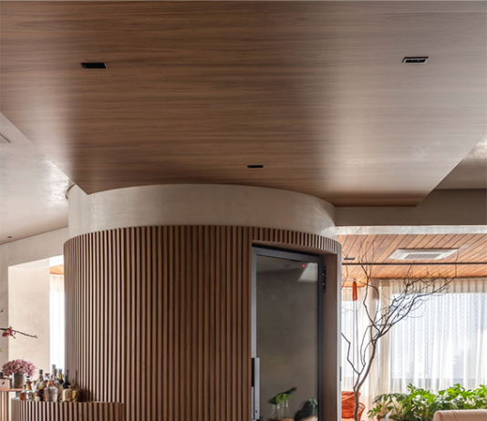 Adegas inusitadas projetadas por arquitetos para te inspirar a aderir uma em sua casa Projeto: Cilene Lupi | Adega climatizada com portas de vidro desenvolvida em cima de pilar oco em living é obra de arte arquitetônica criada pela arquiteta.