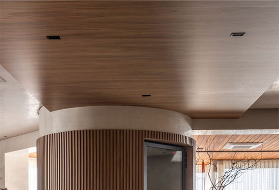 Adegas inusitadas projetadas por arquitetos para te inspirar a aderir uma em sua casa Projeto: Cilene Lupi | Adega climatizada com portas de vidro desenvolvida em cima de pilar oco em living é obra de arte arquitetônica criada pela arquiteta.