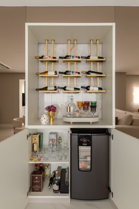 Projeto: Sabrina Salles | Uma adega em uma cristaleira bar para deixar o living mais sofisticado para receber visitas foi um dos pedidos do cliente neste projeto