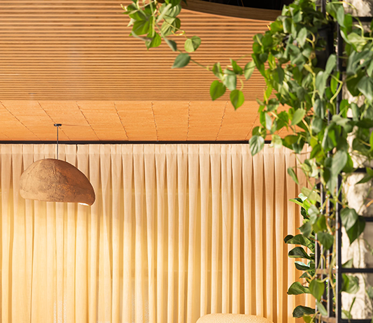 Visite a CASACOR São Paulo 2025 e curta o Café dos Sonhos Projeto: Studio Lui Costa | A paleta terrosa e os revestimentos Brick e Olaria Invencchiatto na cor Terracota criam um ambiente acolhedor e sensorial no “Café dos Sonhos”, idealizado pelo arquiteto Lui Costa para a CASACOR São Paulo 2025.