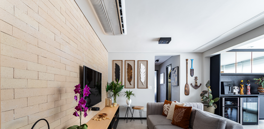 Apartamento no Morumbi une arte, identidade e sofisticação em 90 m² Projeto: Camila Palladino | Integração entre cozinha, sala e varanda transforma a área social em um espaço fluido e acolhedor, ideal para o dia a dia e para receber.