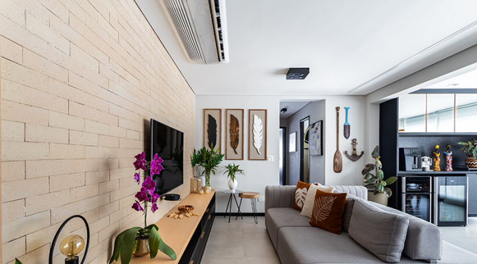 Apartamento no Morumbi une arte, identidade e sofisticação em 90 m² Projeto: Camila Palladino | Integração entre cozinha, sala e varanda transforma a área social em um espaço fluido e acolhedor, ideal para o dia a dia e para receber.