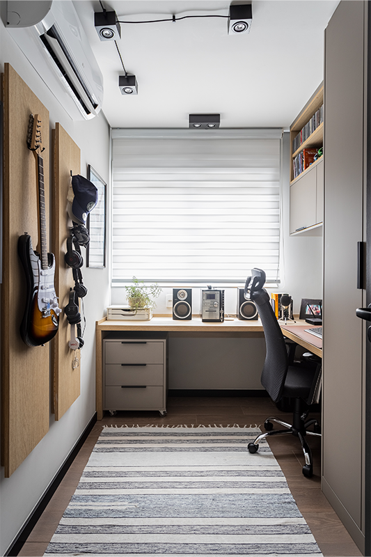 Projeto: Camila Palladino | Cada um dos escritórios com closet atende à rotina dos moradores, com estilos distintos, mas integrados à estética do projeto.