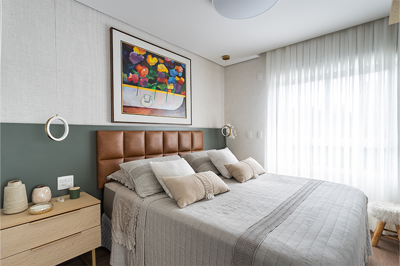 Projeto: Camila Palladino |A suíte master é o ambiente mais afetivo do apartamento, com texturas naturais, paleta suave e uma obra de arte em destaque que imprime personalidade ao espaço.