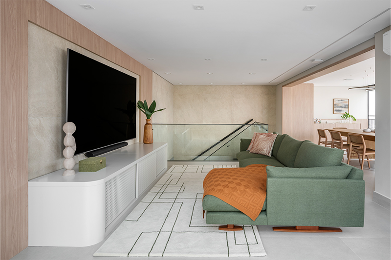 Projeto: Érica Salguero | Living e sala de jantar integrados trazem fluidez, sofisticação e conforto para o dia a dia da família.