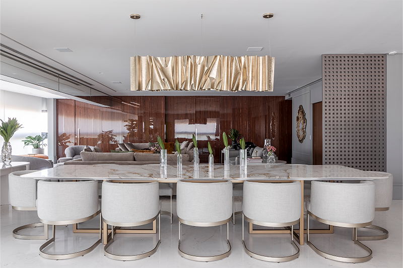 Projeto: Spaço Interior - Ana Rozenblit | Com personalidade e elegância, a sala de jantar ganha destaque com o pendente Altomare, da Scatto Lampadário, uma escultura de alumínio esculpido à mão que ilumina o ambiente com impacto.